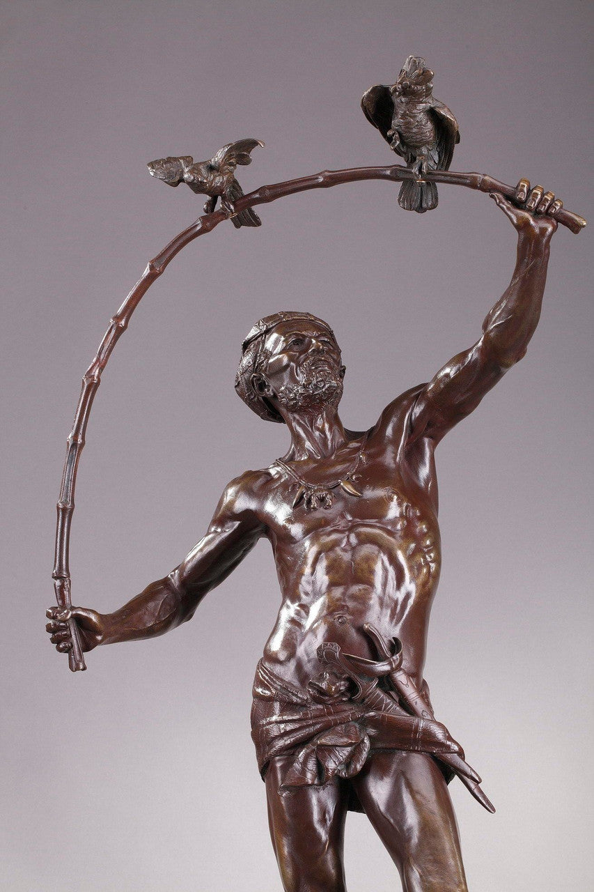 Grande statue en bronze figurant un charmeur d'oiseaux par le sculpteur et médailleur belge Auguste de Wever. Kikooyou Art Gallery