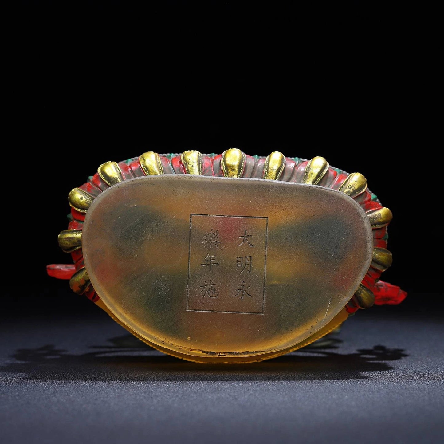 Ancienne statue chinoise en verre émaillé de Pékin sculpté à quatre bras Avalokiteshvara