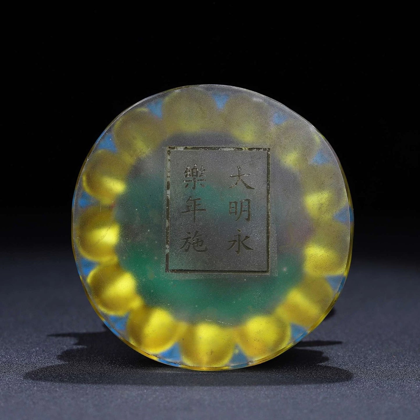 Ancienne statue chinoise de Bouddha Guanyin en verre émaillé de Pékin sculpté lune exquise