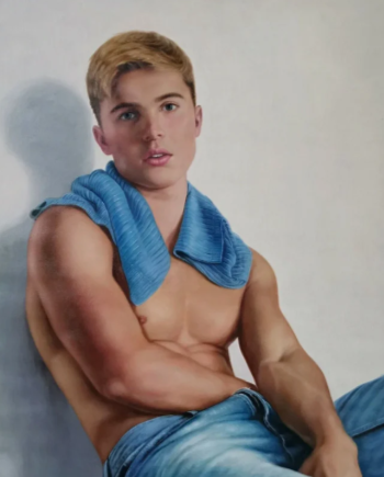 Jeune homme blond torse nu en jean, pull bleu sur les épaules, assis, fond neutre