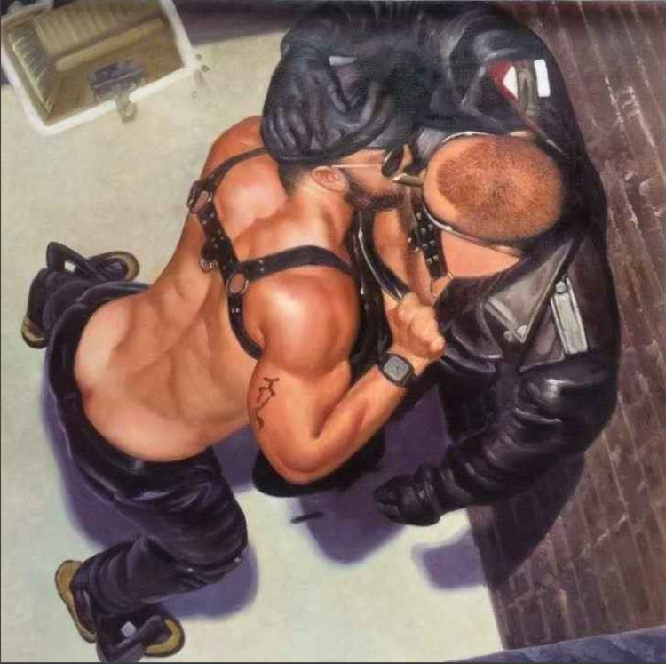 Deux hommes musclés en cuir et harnais s'embrassant dans une ruelle urbaine