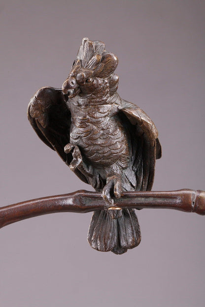 Grande statue en bronze figurant un charmeur d'oiseaux par le sculpteur et médailleur belge Auguste de Wever. Kikooyou Art Gallery