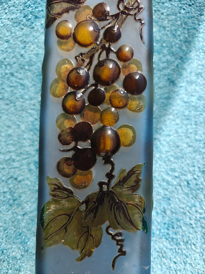 decoration-vase-verre-tip-gallé-fruit-raisin-bleu