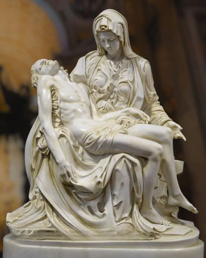 La Pietà du Vatican (1498-1499) est une œuvre de sculpture de la Renaissance de renommée mondiale de Michel-Ange Buonarrot - www.k-a-g.com - Kikooyou Art Gallery