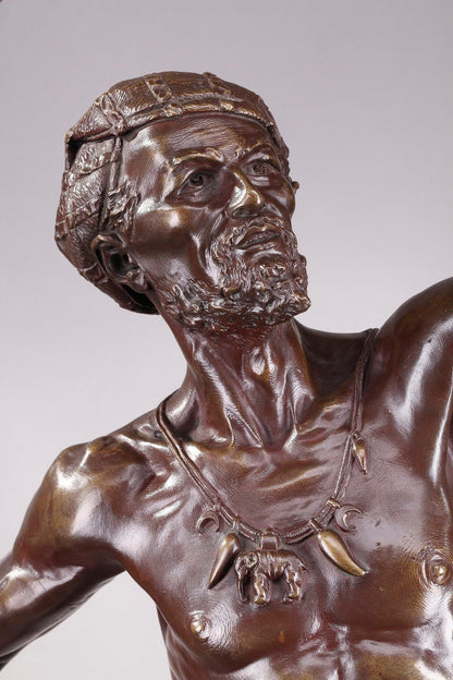 Grande statue en bronze figurant un charmeur d'oiseaux par le sculpteur et médailleur belge Auguste de Wever. Kikooyou Art Gallery