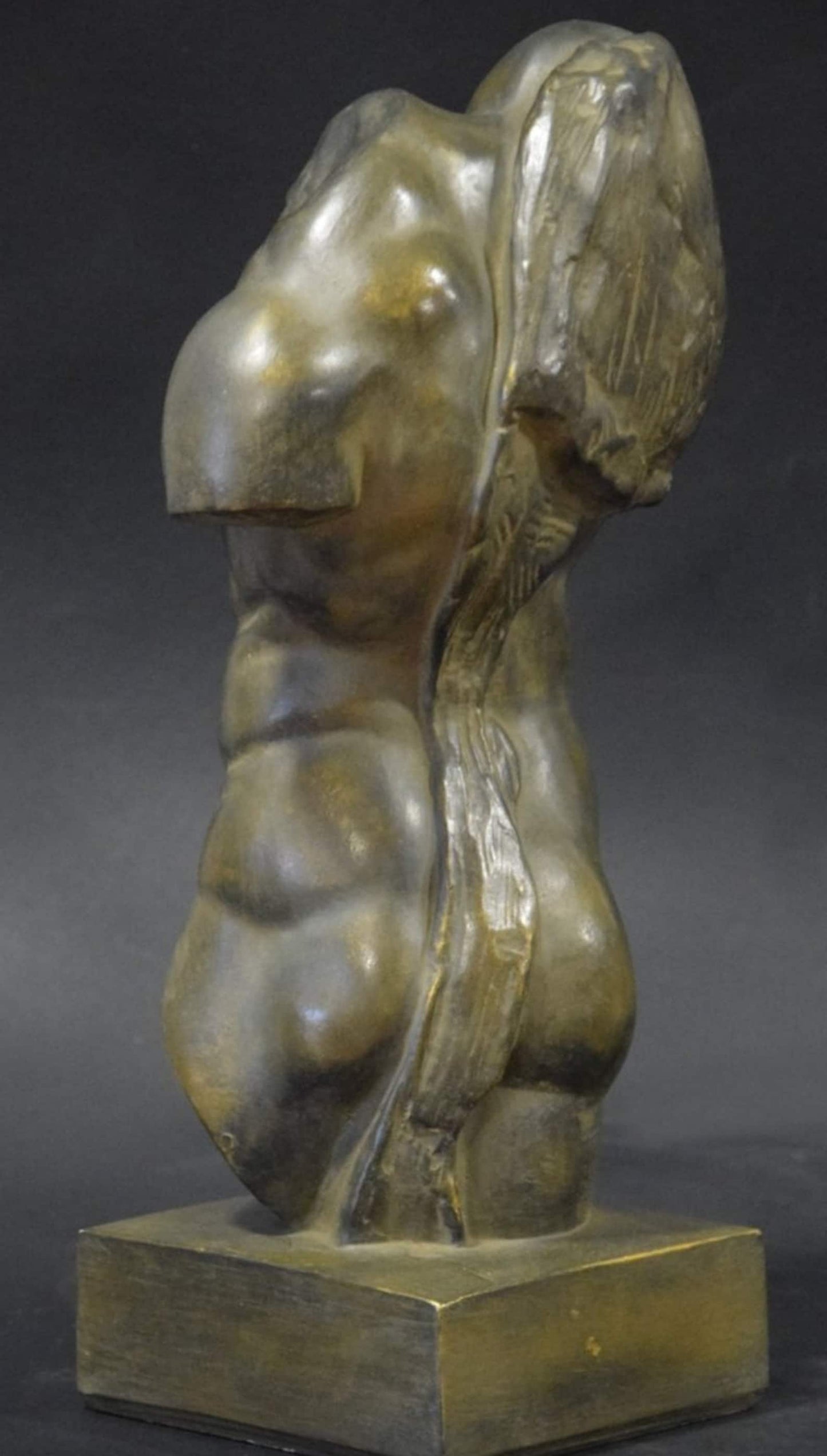 Reproduction d’une sculpture du torse d’Hercule. Une réplique de haute qualité réalisée en marbre reconstitué et en pierre naturelle