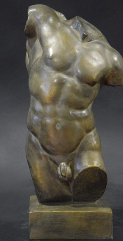 Reproduction d’une sculpture du torse d’Hercule. Une réplique de haute qualité réalisée en marbre reconstitué et en pierre naturelle