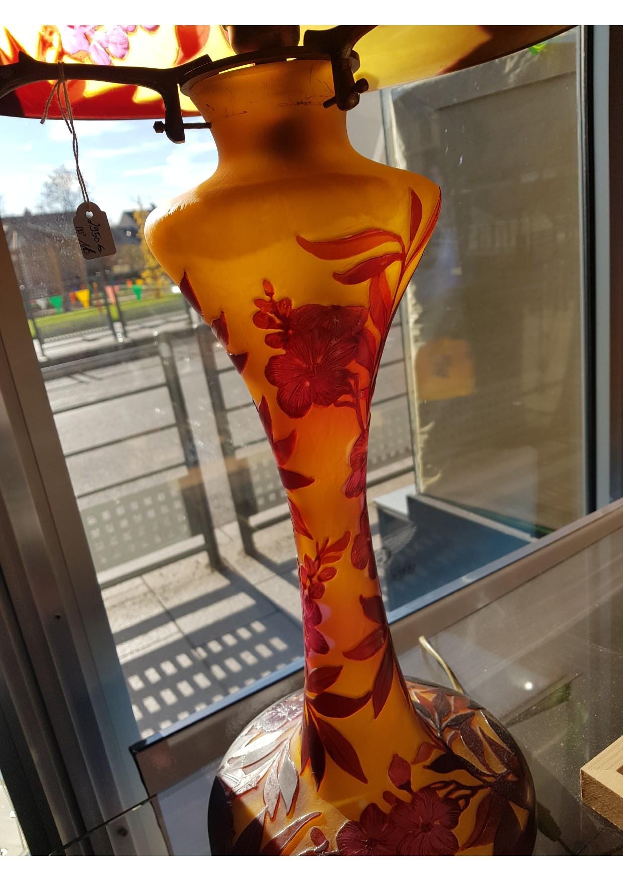 Lampe Art nouveau Gallé en verre multicouche, gravée à l’acide avec monture en laiton