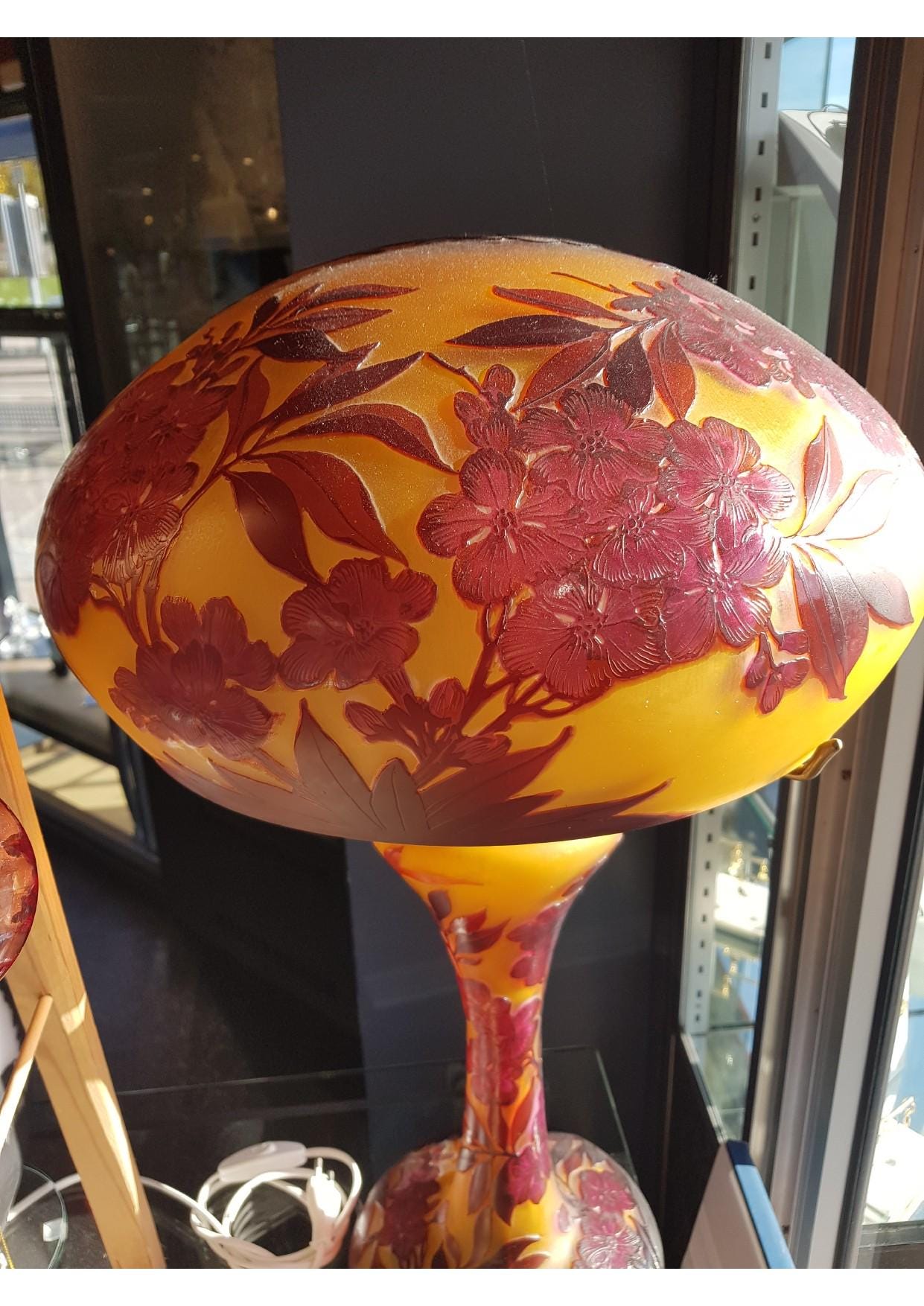 Lampe Art nouveau Gallé en verre multicouche, gravée à l’acide avec monture en laiton