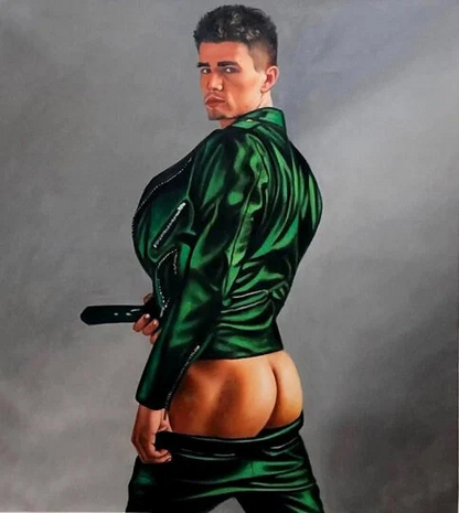 Homme en veste verte satinée, pantalon baissé, pose de dos, fond neutre.